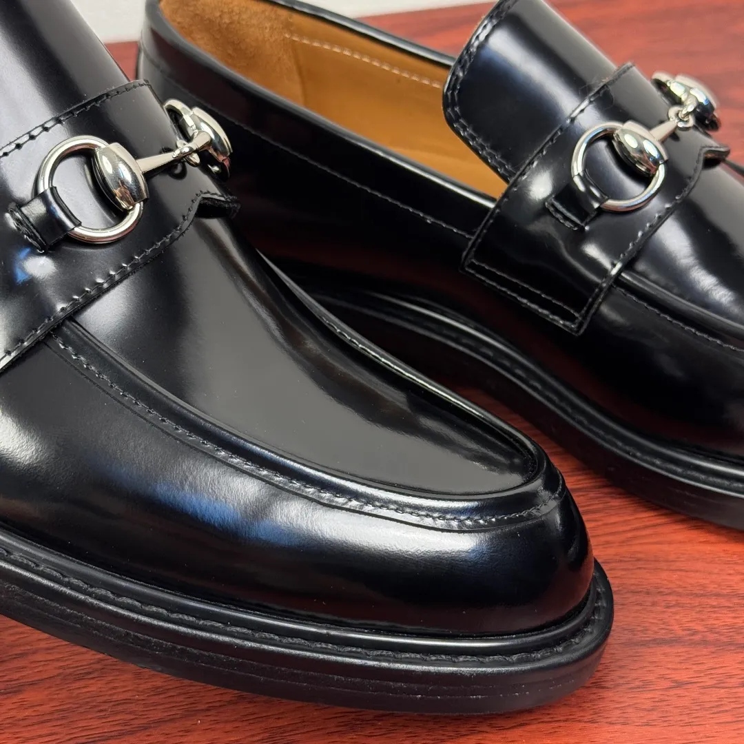Batch 980 Gucci/Gucci new men's loafers with horsebit buckle! These classic loafers, embellished with a horsebit buckle, embody timeless elegance and pay homage to the brand's rich heritage. The carefully crafted leather sole and semi-circular toe inject new charm into the entire design. Iconic accessories and metal buckle finishes complement each other, classic loose fit, solid color leather highlights the simple and rustic temperament. Select high-quality leather. Pay attention to the details of the leather material. The texture is bright. The leather has excellent toughness. It is soft, comfortable and durable. The dyed calfskin lining has uniform and fine holes, soft and comfortable. The thickened leather outsole and the composite rubber bottom sheet at the heel are extremely comfortable, wear-resistant and non-slip. It is the first choice for light weight. It is versatile and luxurious, and comes with a full set of packaging! Size: 39-40-41-42-43-44 leather shoe size (38.45.46 can be customized) Item number: 812158 Black open edge beads